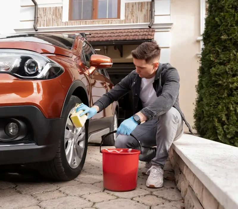 Lavage auto à domicile Geville : professionnel intervenant sur un véhicule